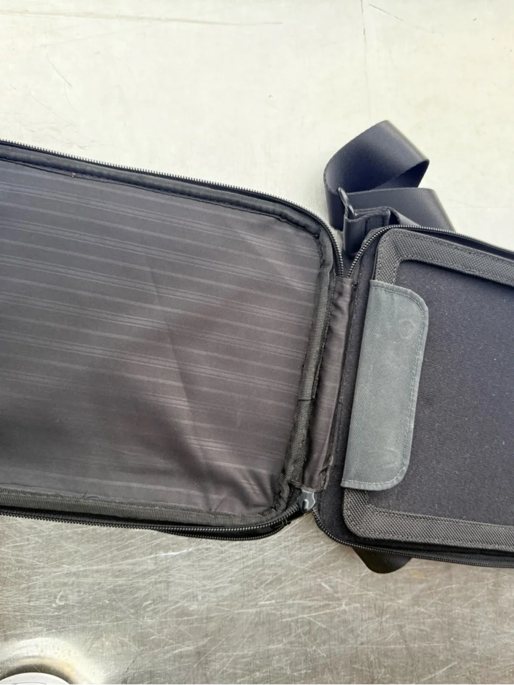 Tumi Black Crossbody Shoulder Bag iPad Messenger Bag